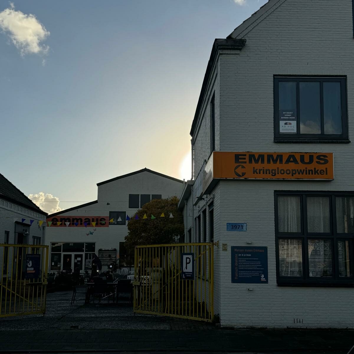 A building with a sign "Emmaus kringloopwinkel" on it. 