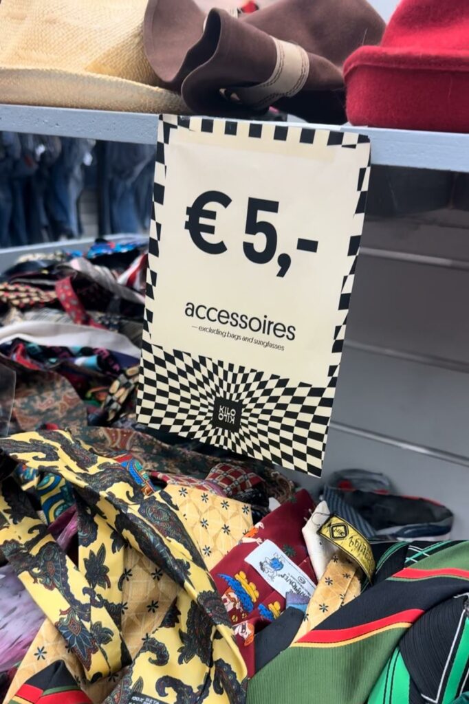 A sign that says "5 euros for all accessories". 